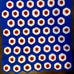 🌺 Vintage 3D Flower Crochet Throw